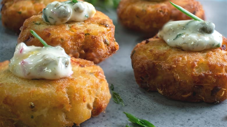 Crab cakes with tartar sauce