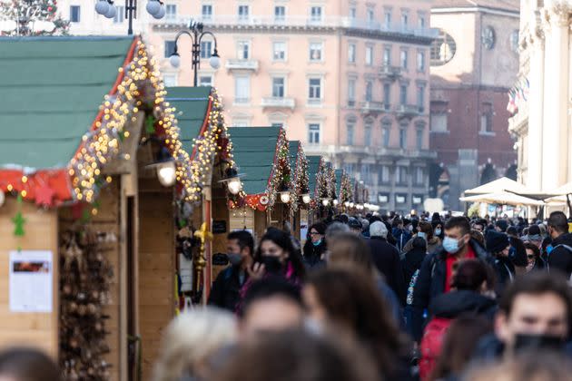 02/12/2021 Milano, Shopping ai mercatini di Natale in piazza Duomo (Photo: Claudia GrecoClaudia Greco / AGF)