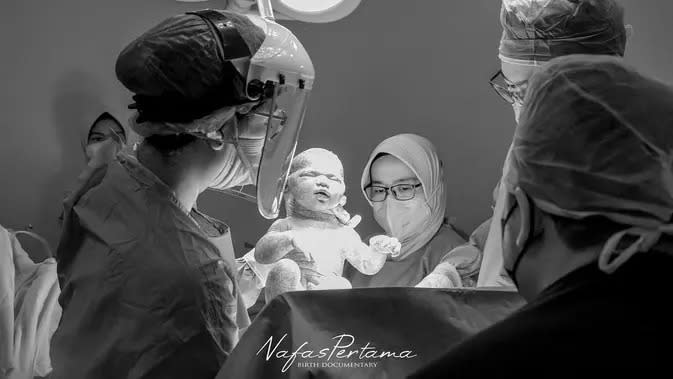 &lt;p&gt;Dalam keterangan fotonya, Siti Afiva Rosiana Dewi mengucapkan rasa syukurnya karena melahirkan anak pertamanya berjalan lancar. 