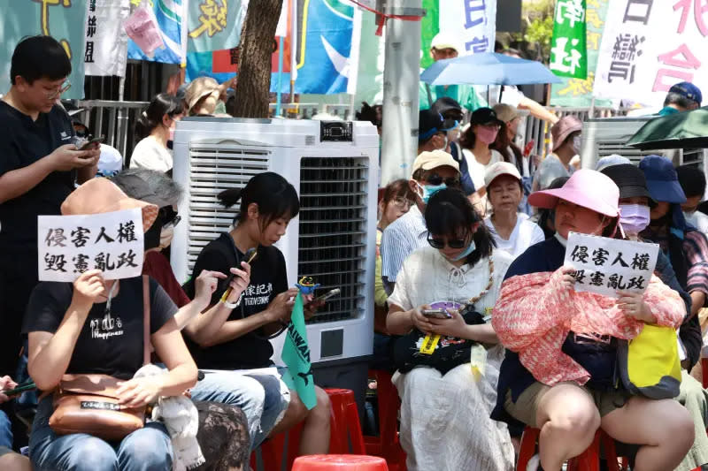 ▲民團號召「青鳥行動」19到21日重回立法院，相較上午，人潮開始湧現。（圖／NOWnews攝影中心）