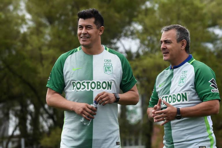 Jorge Almirón y el preparador físico Diego Osses mientras entrenaron a Atlético Nacional de Colombia