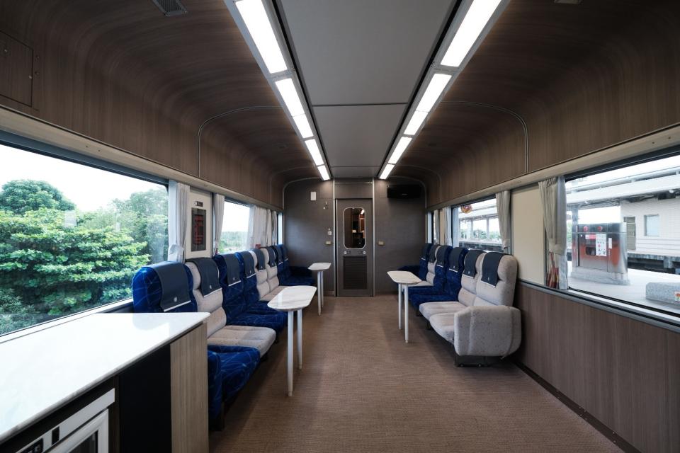 「鳴日廚房」為台鐵最新美學觀光列車，以國際觀光列車為標準，將整間廚房概念搬進車廂，打造「移動的五星餐廳」。台鐵提供