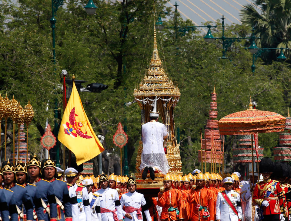 <p>Nach einjähriger Trauerzeit werden die sterblichen Überreste von Thailands ehemaligem König Bhumibol Adulyadej beigesetzt. Am vierten Tag der fünftägigen Beerdigungszeremonie trugen Soldaten und Höflinge die Asche des am 13. Oktober 2016 verstorbenen Staatsoberhaupts in einer prunkvollen Prozession durch die Straßen von Bangkok.<br> (Bild: AP Photo) </p>