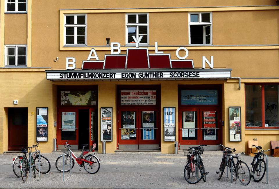 Das Kino "Babylon" am Rosa-Luxemburg-Platz in Berlin gibt es heute noch. (Bild: Getty Images)