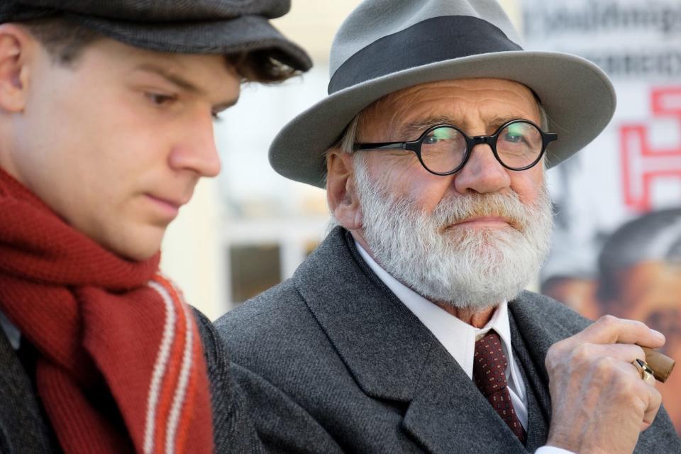 Seine letzte Kinorolle: Bruno Ganz an der Seite von Simon Morzé in der Romanverfilmung "Der Trafikant". (Bild: Petro Domenigg/TOBIS Film GmbH)