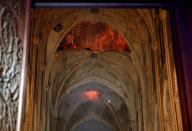 <p>Les premières photographies de l’intérieur de la cathédrale commencent à être publiées. Sur celle-ci, on peut voir que la voûte du transept s’est effondrée. Mais tout n’est pas totalement endommagé. </p>