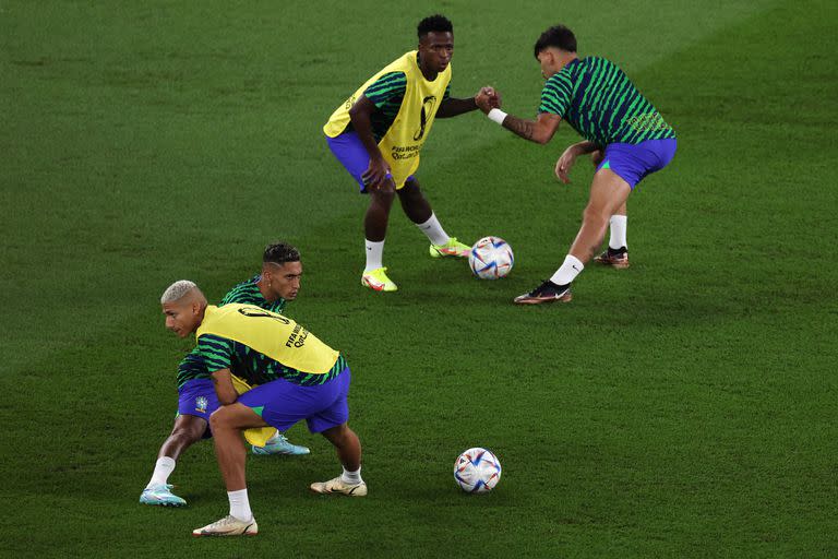 El equipo de Brasil entra en calor antes del partido contra Suiza