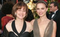 Dass Neta-Lee Hershlag heute als Natalie Portman (rechts) bekannt ist, hat gute Gründe: Sie nahm für ihre Schauspielkarriere den Mädchennamen ihrer Großmutter an, um die Privatsphäre ihrer Familie zu schützen. Als Tochter eines israelischen Vaters und einer jüdisch-amerikanischen Mutter (Bild) besitzt sie neben der amerikanischen auch die israelische Staatsbürgerschaft. (Bild: Carlo Allegri/Getty Images)