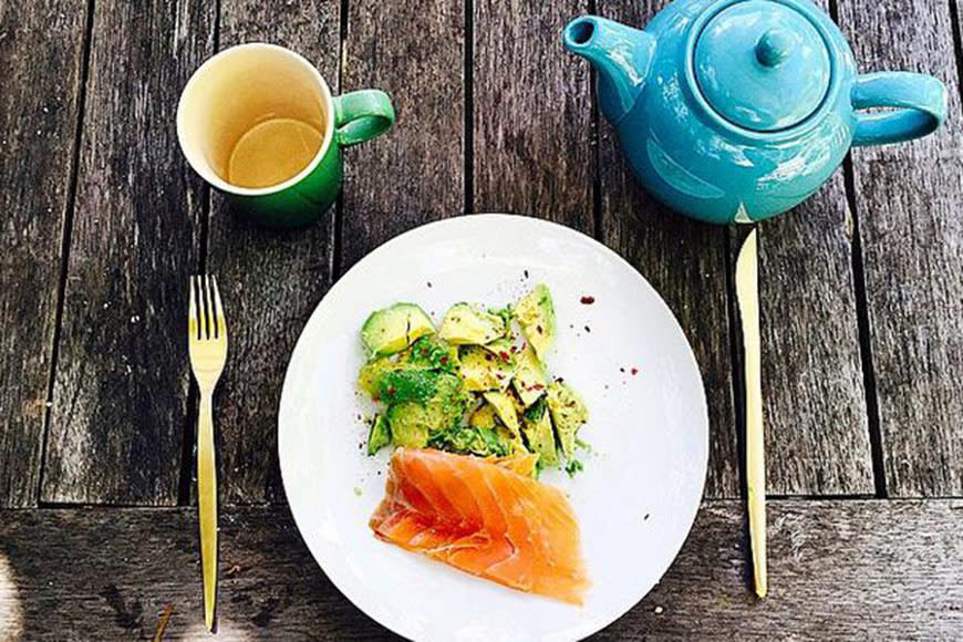 <p>How does one break in a new garden? If you're singer Sam Smith, it's with a light breakfast of smoked salmon and red pepper-flecked avocado.</p>