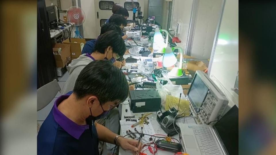 高雄科技大學專家團隊進行計軸器傳輸訊號光藕隔離與波形訊號重建工程。（圖／台鐵提供）