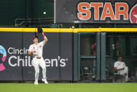 Cincinnati Reds outfielder Spencer Steer looks to catch a line drive hit by Arizona Diamondbacks' Eugenio Suárez during the eighth inning of a baseball game Tuesday, May 7, 2024, in Cincinnati. (AP Photo/Jeff Dean)