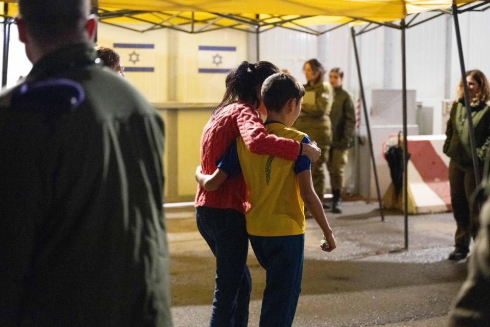 The meeting between Eitan Yahalomi and his mother on his return, at the Kerem Shalom meeting point, on 27 November, 2023 (IDF)