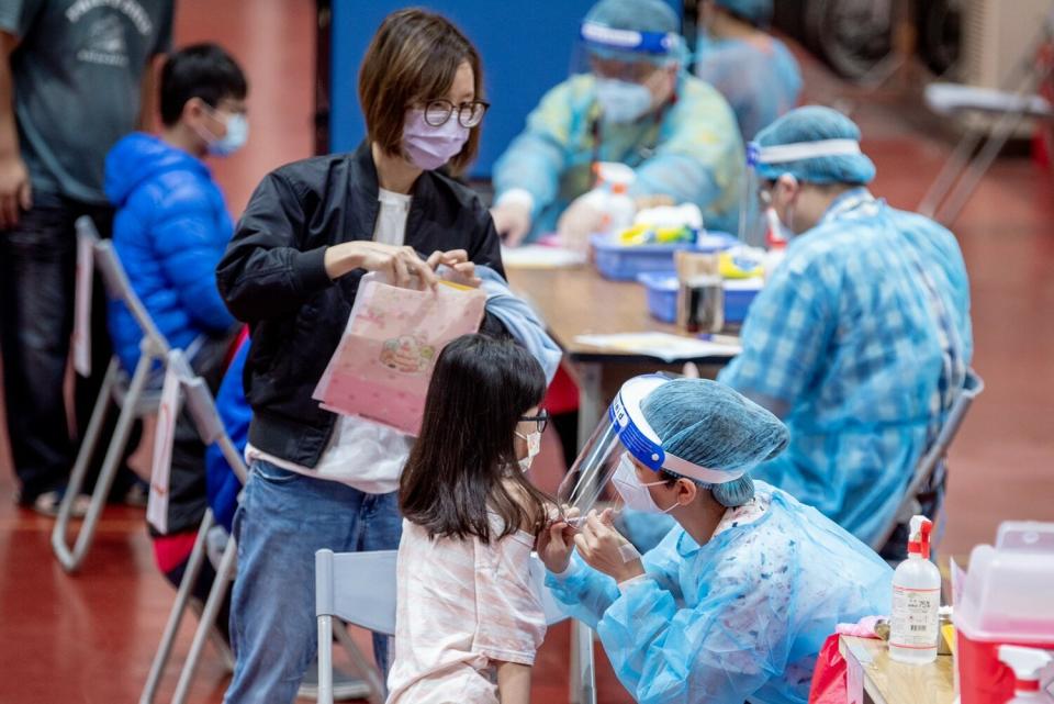 桃園市公私立及非營利幼兒園年滿5歲學童可至就近國小接種BNT兒童疫苗。   圖：桃園市政府/提供