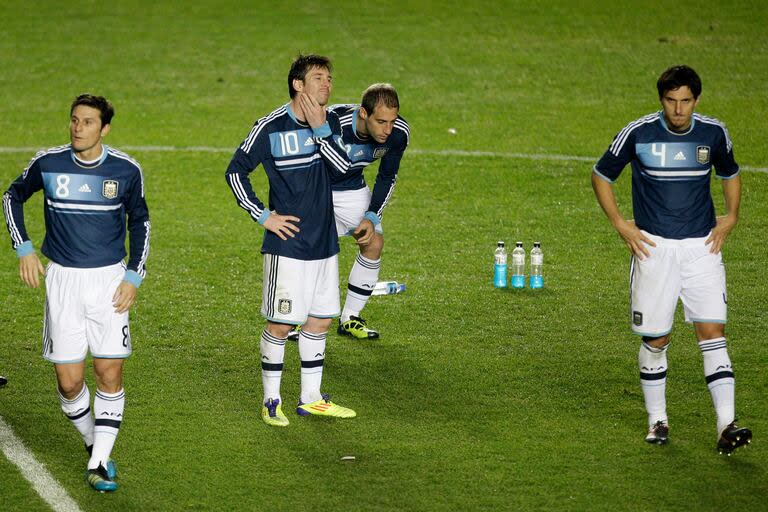 Argentina acaba de quedar eliminada de la Copa América 2011 a manos de Uruguay; el lamento de Messi, en el medio, rodeado por Zanetti, Zabaleta y Burdisso