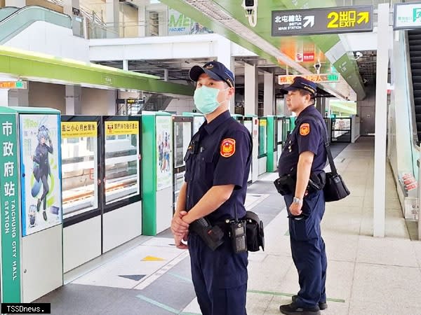 捷警在捷運綠線車站巡邏。（記者張淑珠攝）