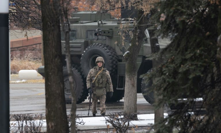 Une patrouille dans les rues d'Almaty le 8 janvier 2022 (AFP/Alexandr BOGDANOV)