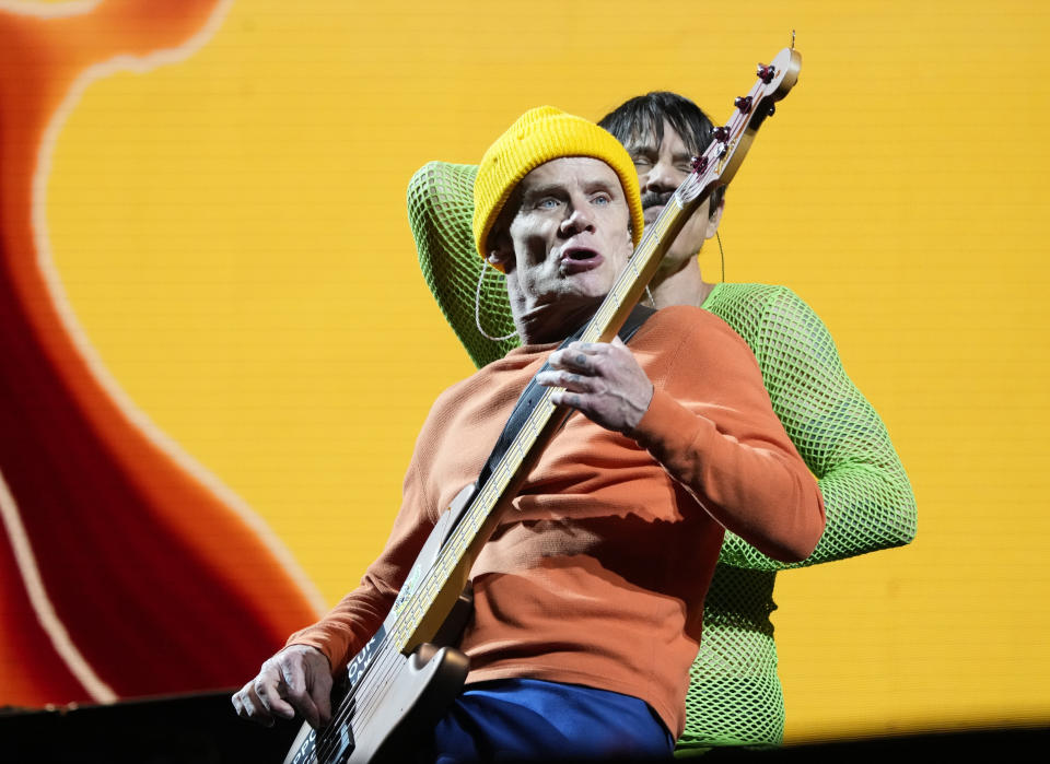 El bajista de los Red Hot Chili Peppers Flea, frente, y el vocalista Anthony Kiedis durante su presentación en el festival Vive Latino en la Ciudad de México el domingo 19 de marzo de 2023. (Foto AP/Fernando Llano)