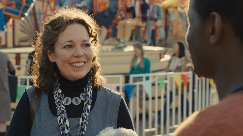 Olivia Colman y Micheal Ward en una escena de "El imperio de la luz".