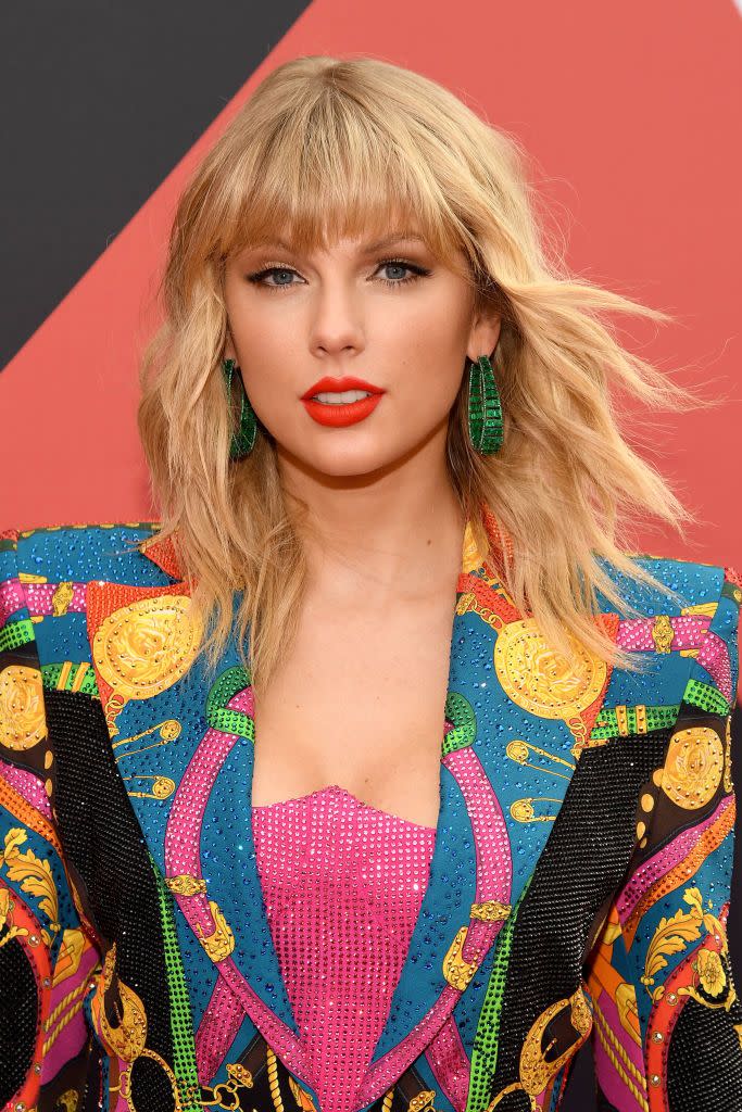 <p>Let's take it back to the '70s, shall we? The shag haircut revives refined hair with its many choppy layers. A natural look, thanks to its wavy nature, is so flattering for people with thinner hair, as seen on singer <strong>Taylor Swift.</strong> <strong><br></strong></p>