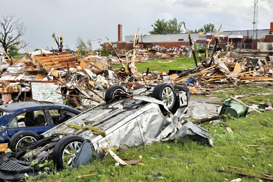 Ein Feld mit einem von einem Tornado zerstörten Auto.  (Mit freundlicher Genehmigung von Joshua Wurman / Flexible Radar and Mesonet Network)