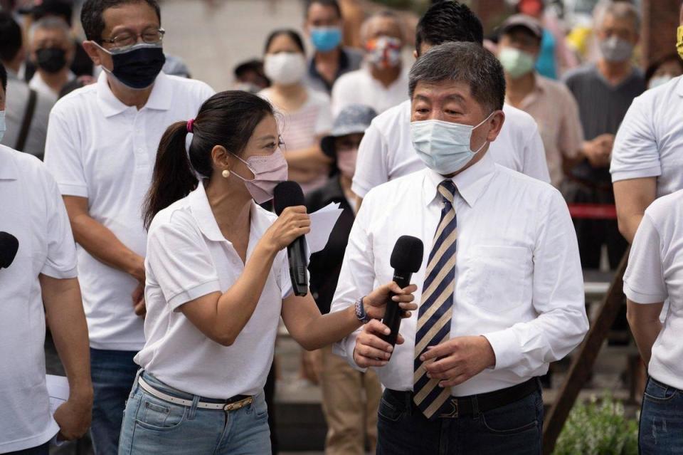 林楚茵擔任陳時中競選團隊的發言人，今日則與莊瑞雄一同主持記者會。（翻攝自林楚茵臉書）