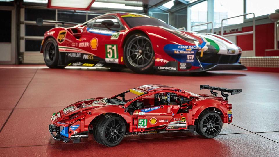 Ferrari 488 GTE 賽車搖身一變成了 Lego Technic 盒裝積木模型 