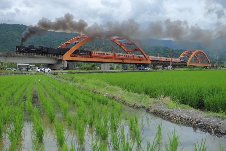 台鐵「仲夏寶島號」將於7/13啟航，台鐵公布24個拍攝點邀鐵道迷捕捉蒸機女王與美景融為一體的畫面。台鐵提供