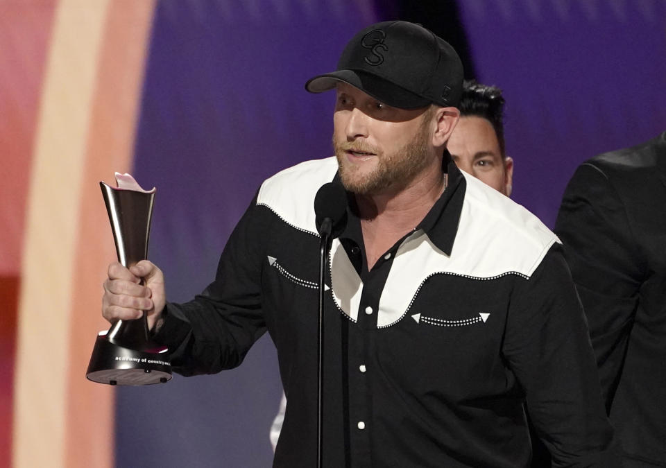 Cole Swindell recibe el premio a la canción del año por "She Had Me at Heads Carolina" en la 58a entrega anual de los Premios de la Academia de Música Country el jueves 11 de mayo de 2023, en el Ford Center en Frisco, Texas. (Foto AP/Chris Pizzello)