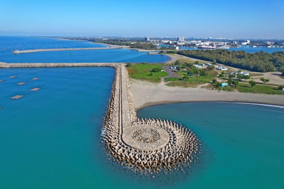 空拍機玩家從高空拍的安平漁光島。（陳俊文翻攝）