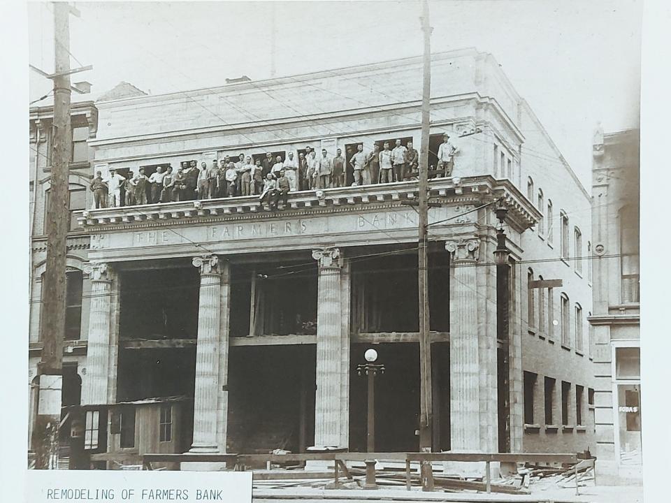 By 1916 Farmers Bank  had outgrown the old building that it shared with the Freer Brothers clothing store. In July 1918, a grand opening of a brand-new structure was held.