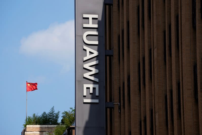 Foto de Archivo: Una bandera china ondea cerca de una tienda de Huawei en Shanghái, China