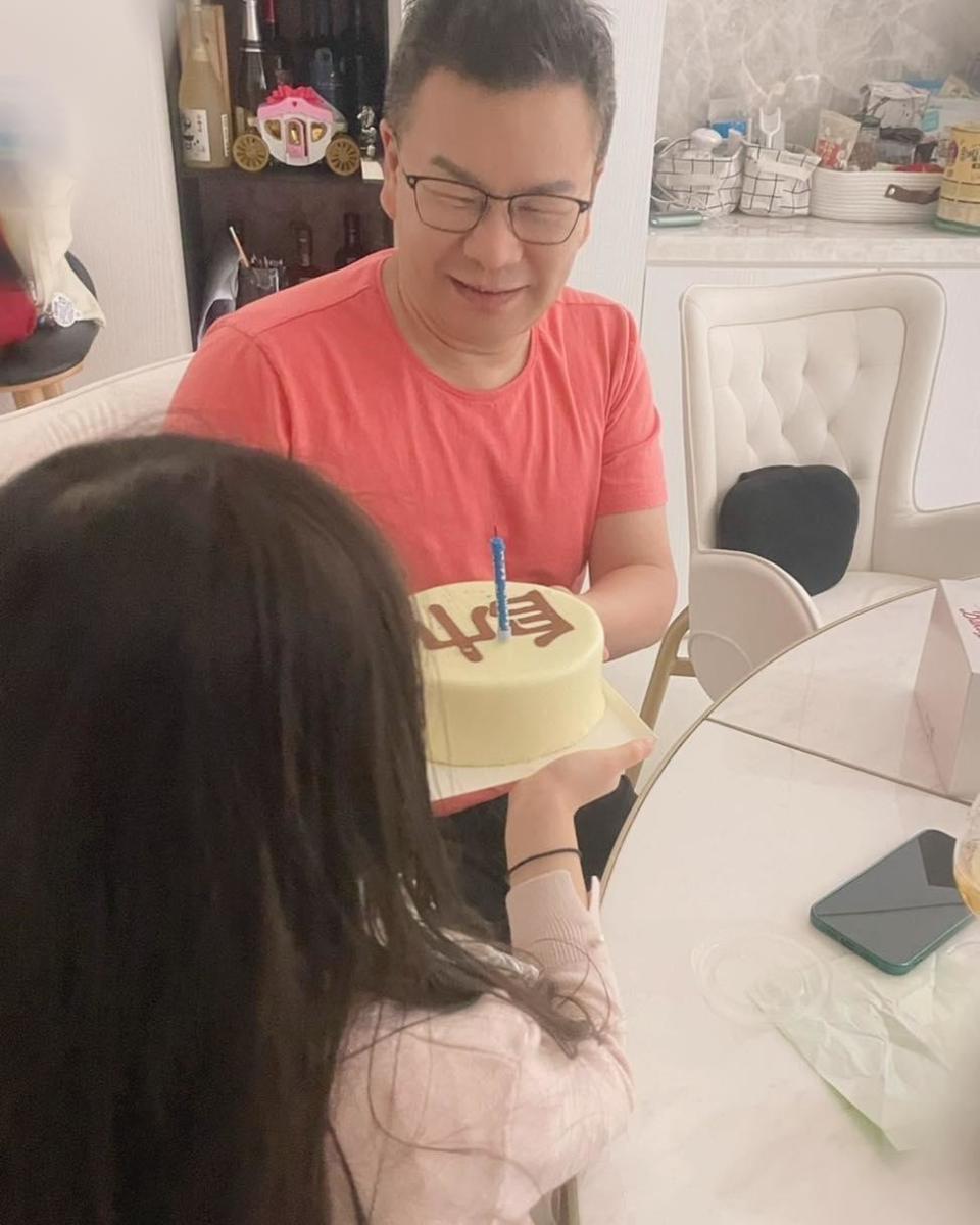 沈玉琳女兒送蛋糕慶祝父親節，上面寫著大大的「帥」字。（翻攝自沈玉琳的御琳軍臉書）