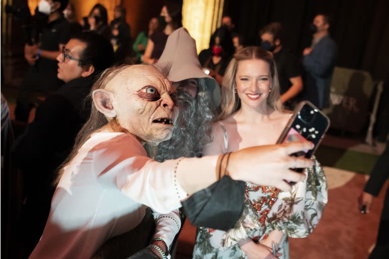 Morfydd Clark en el preestreno de El señor de los anillos: Los anillos de poder, en México junto a dos fanáticos