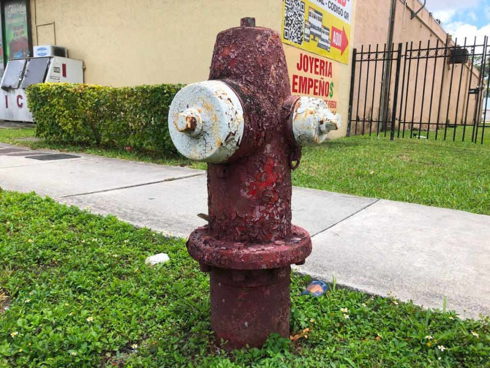 Hidrante deteriorado en zona comercial de Hialeah en W 68th con la avenida 16th