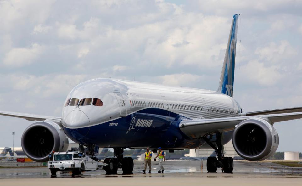 Boeing employees walk the new Boeing 787-10 Dreamliner down towards the delivery ramp area at the company’s facility after conducting its first test flight at Charleston International Airport, March 31, 2017 (AP)