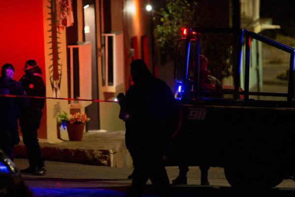 Policías atienden escena de un crimen.