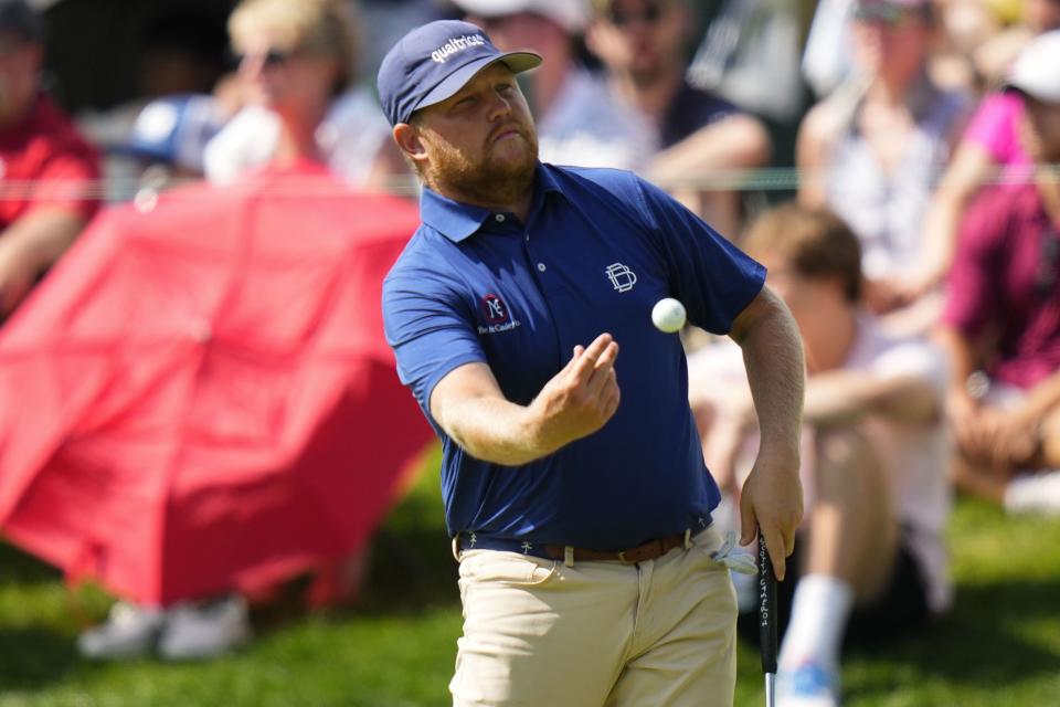 El exgolfista de BYU, Zac Blair, lanza la pelota a su caddie durante la ronda final del torneo de golf Travelers Championship en TPC River Highlands, el domingo 25 de junio de 2023, en Cromwell, Connecticut. hizo la ex estrella de BYU en el PGA Tour la semana pasada?  |  Frank Franklin II, Associated Press