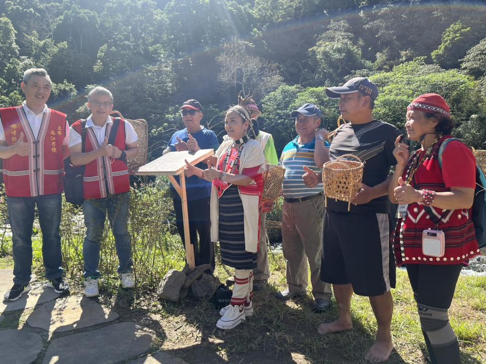 揭牌儀式特別邀請到烏來區公所秘書黃賽門，德拉楠部落會議主席鄭明光，哪哮部落會議主席高江孝懷及在地耆老施零星、陳秀全等多人到場共襄盛舉。   圖：新北市原民局提供