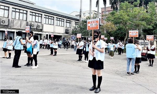 穀保家商學生於競賽期間服務全國師生。（圖：新北市教育局提供）