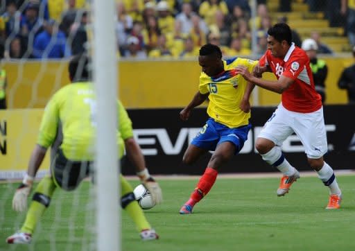 El delantero ecuatoriano Renato Ibarra (C) apronta su botín derecho para rematar sobre la portería chilena, ante la marca del defensa Gonzalo Jara, en partido de la novena fecha de la eliminatoria sudamericana al Mundial de Brasil-2014 disputado el 12 de octubre de 2012 en el estadio Olímpico Atahualpa de Quito. (AFP | pablo cozzaglio)