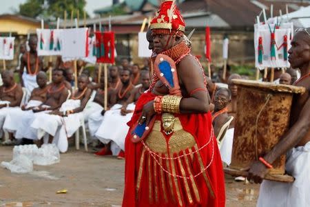 A traditional chief arrives for the coronation of Oba of Benin, Eheneden Erediauwa, outside the Oba's palace in Benin city, Nigeria October 20, 2016.REUTERS/Akintunde Akinleye