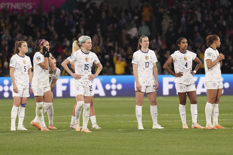 Las jugadoras de los Estados Unidos reaccionan luego de su derrota frente a Suecia en la tanda de disparos desde el punto de penal en los octavos de final de la Copa Mundial de la FIFA, en Melbourne, Australia. Domingo 6 de agosto de 2023. (AP Foto/Scott Barbour)