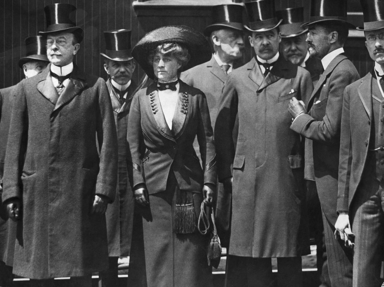 Members of New York high society John S. Milburn, Mrs. Cornelius Vanderbilt III, Stuyvesant Fish, James Roosevelt Roosevelt, and Cornelius Vanderbilt III gather in a photograph.