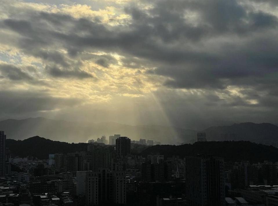 林俊傑在IG上分享日出照，整個台北市景映入眼簾。（翻攝自林俊傑IG)