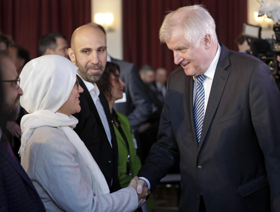 Horst Seehofer spricht mit Teilnehmern der Islamkonferenz. (Bild: AP Photo/Michael Sohn)