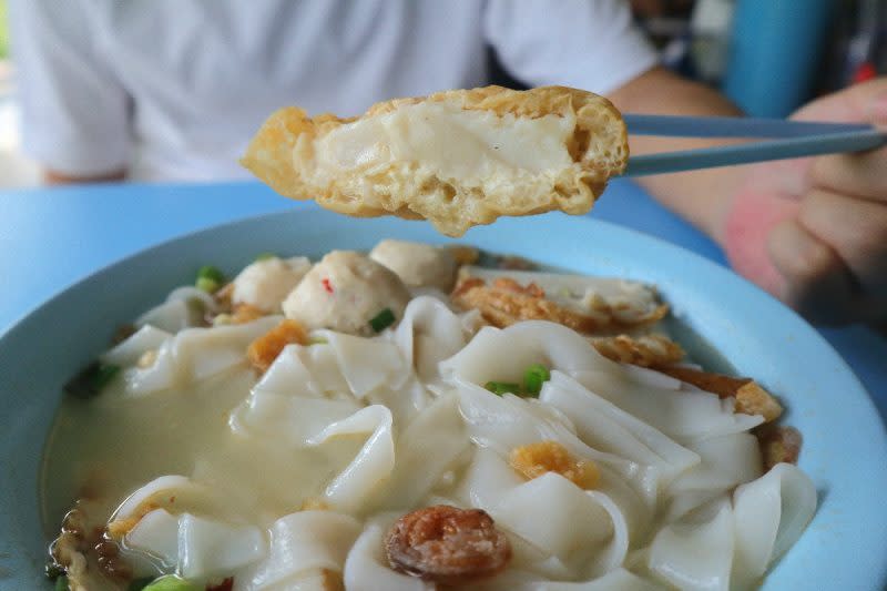 chao yang fishball noodle - closeup of tau pok