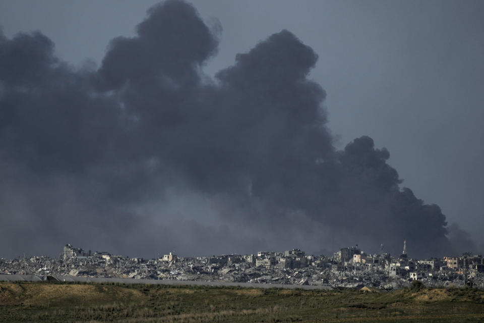 Una nube de humo se alza luego de un bombardeo israelí en la Franja de Gaza, vista desde el sur de Israel, el martes 26 de diciembre de 2023. (AP Foto/Leo Correa)