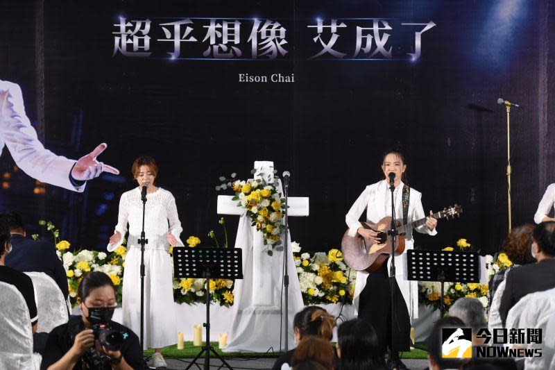 ▲王瞳（左）、張芸京在追思會上演唱艾成創作的組曲。（圖／記者陳明安攝）