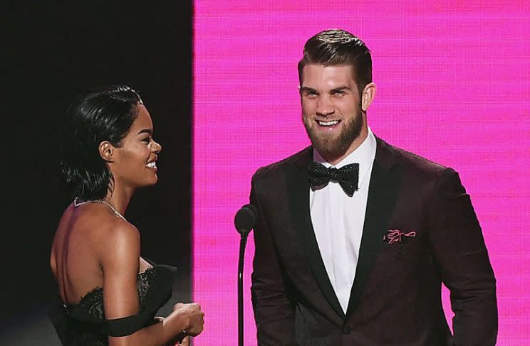 Harper presents award at AMAs in stylish suit