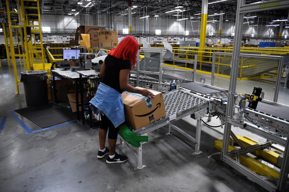 Una empleada de Amazon en un almacén de Baltimore, Maryland. Foto: REUTERS/Clodagh Kilcoyne